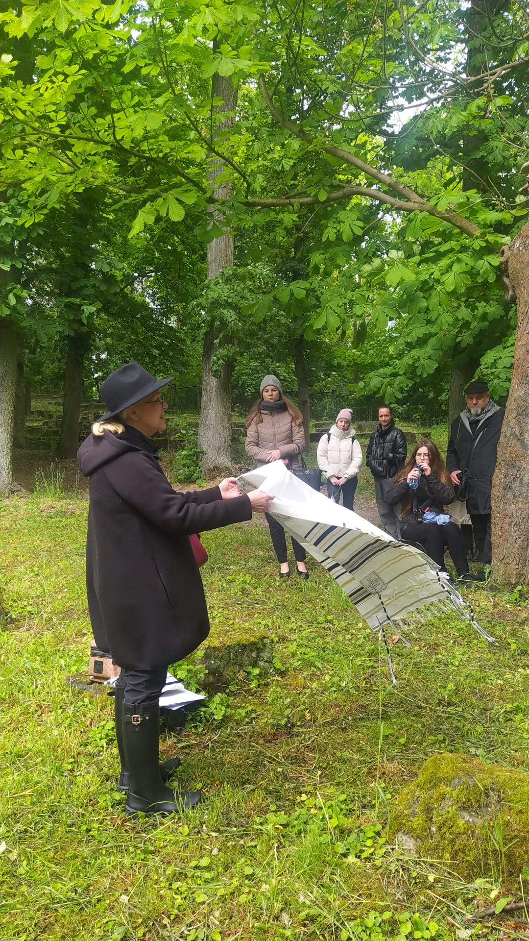 prof. AJP dr Małgorzata Czabańska-Rosada i studenci
